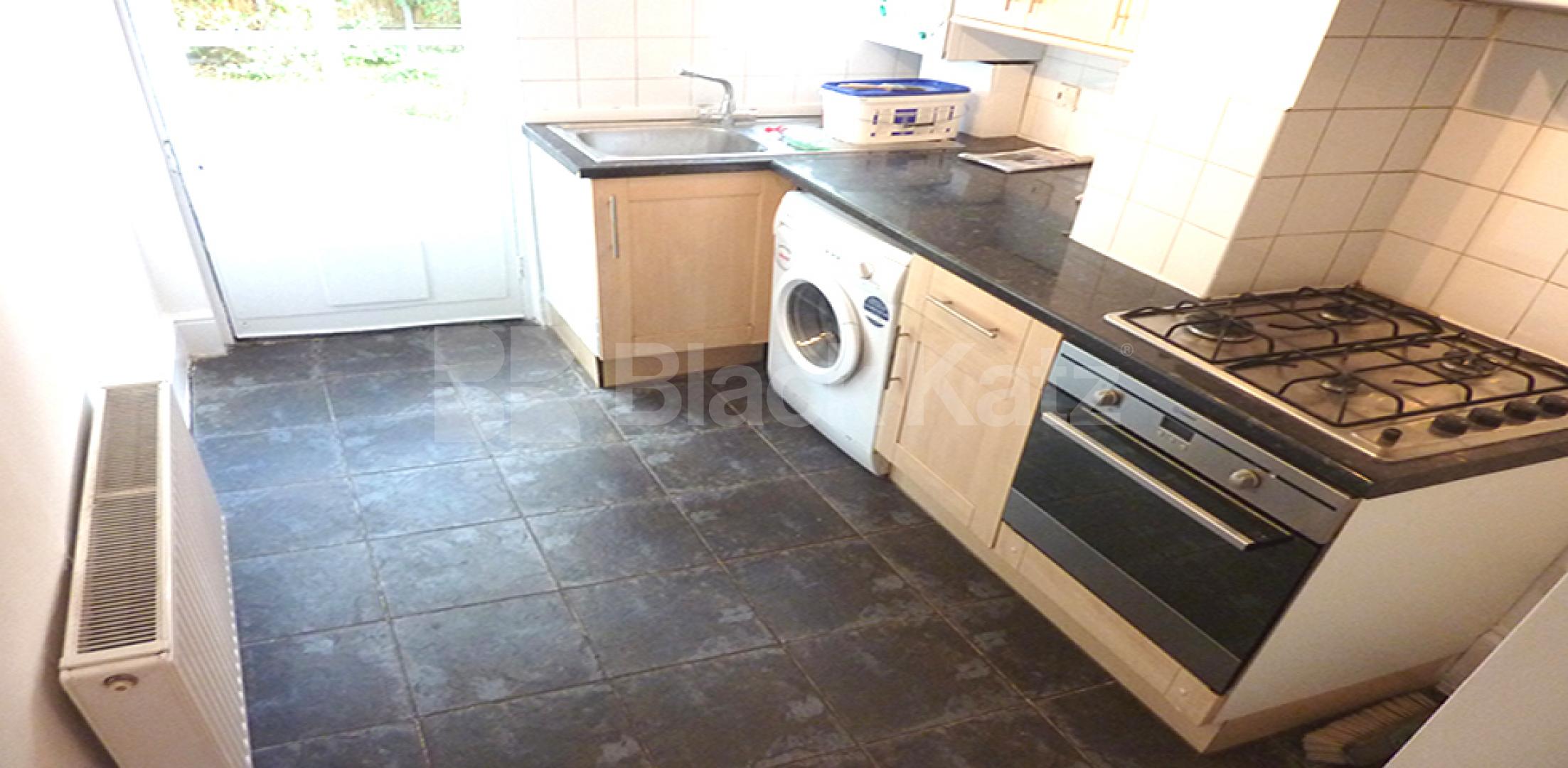 			HUGE ONE BED!, 1 Bedroom, 1 bath, 1 reception Flat			 Hilldrop Road, TUFNELL PARK N7